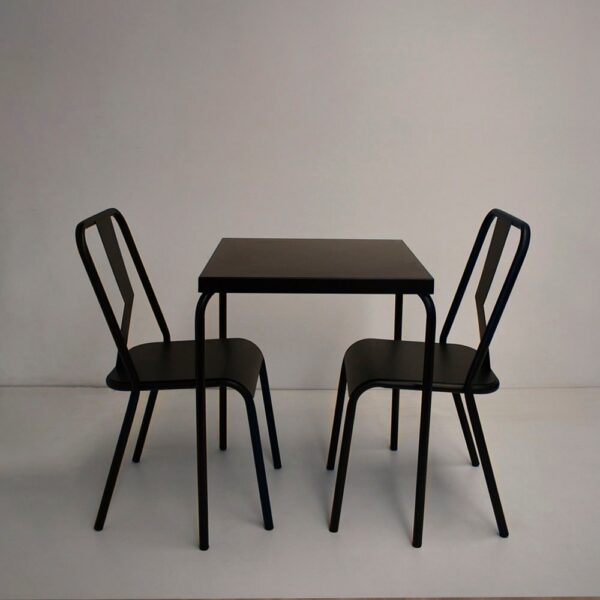 Combo de comedor modelo Roma con dos sillas y una mesa cuadrada de caño en color negro sobre un fondo de estudio neutro.