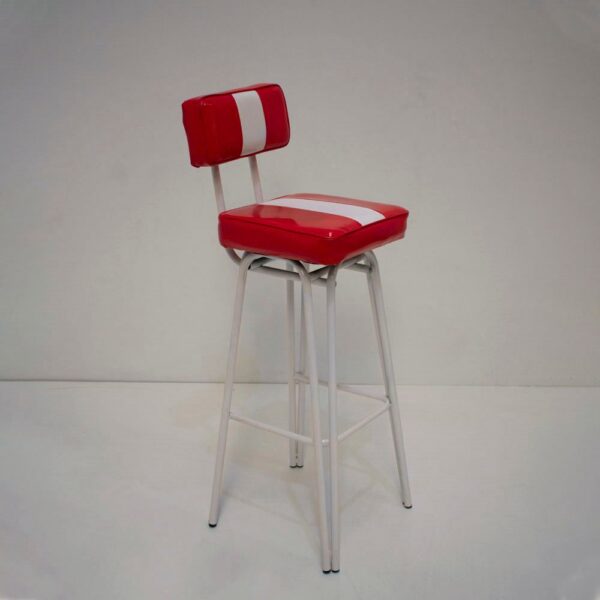 Banqueta alta estilo vintage con estructura de caño blanco, asiento y respaldo tapizados en rojo con una franja blanca.