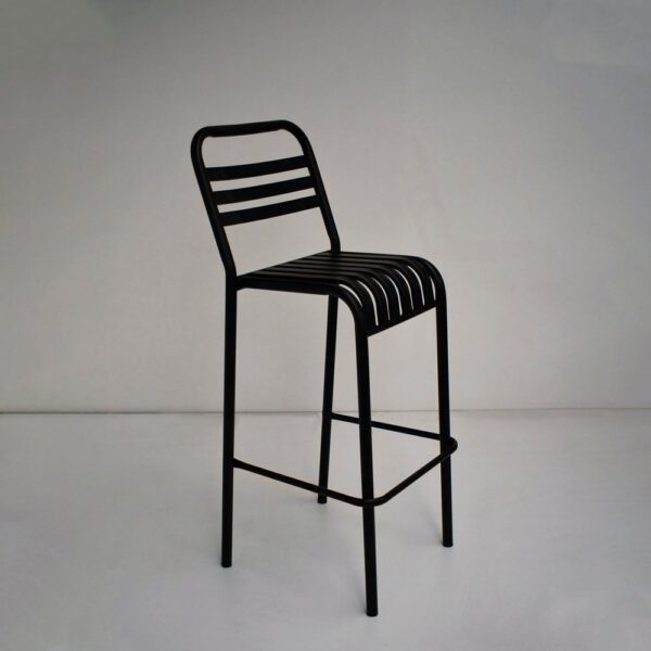 Banqueta alta de caño negro modelo 3010, con asiento y respaldo de listones horizontales y apoya pies.