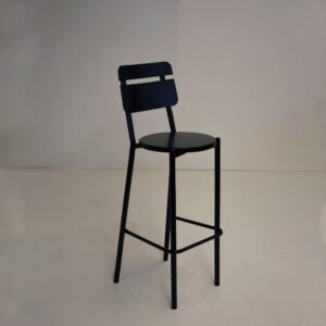 Banqueta alta de metal negro modelo India, con asiento redondo, cuatro patas, reposapiés y respaldo con una ranura horizontal.
