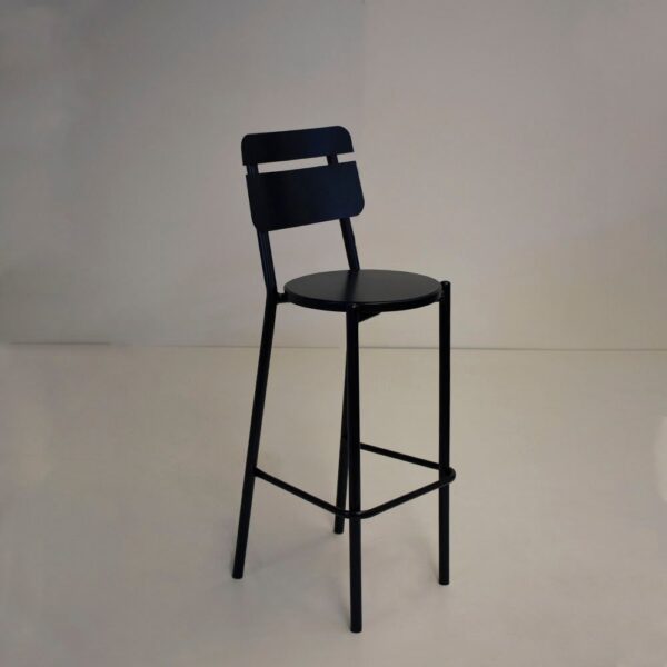 Banqueta alta de metal negro modelo India, con asiento redondo, cuatro patas, reposapiés y respaldo con una ranura horizontal.
