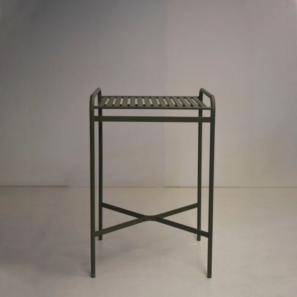 Taburete alto de caño metálico color verde oliva, con asiento de listones y patas reforzadas en forma de cruz.