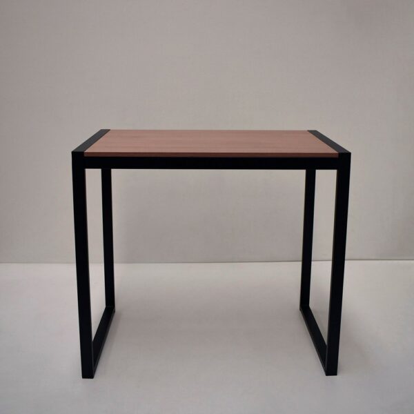 Barra alta modelo Lena con estructura de caño negro y tapa rectangular de madera clara, fotografiada sobre un fondo neutro.