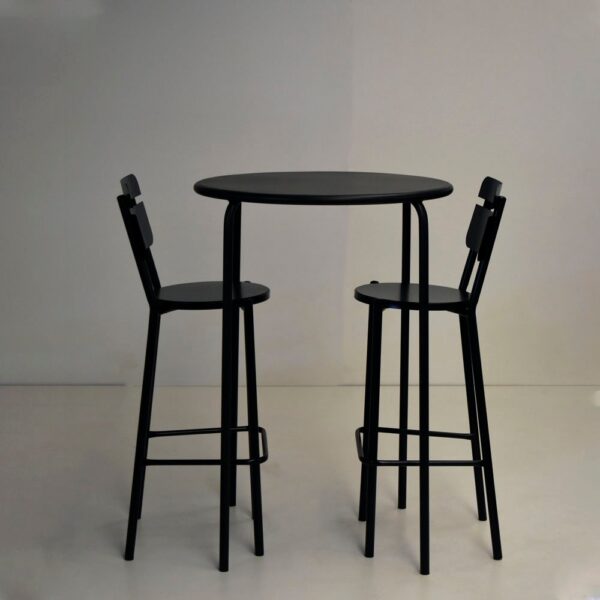 Barra alta redonda negra modelo París con dos banquetas de caño a juego modelo Indias sobre un fondo claro.