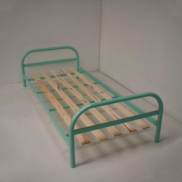 Estructura de cama para una persona de caño metálico color verde menta con listones de madera, sobre un fondo blanco.