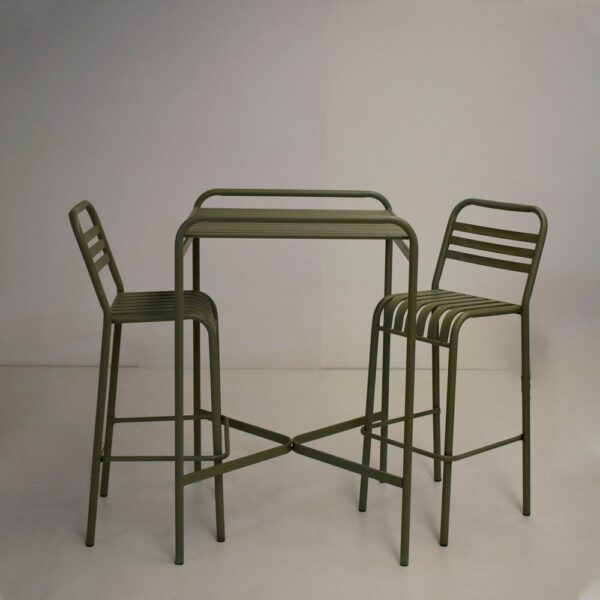 Conjunto de barra alta 3010 y dos banquetas a juego. Muebles de caño de metal color verde oliva sobre fondo neutro.