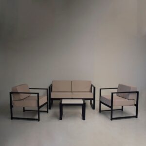 Juego de living Lena con sofá, dos sillones y mesa ratona. Estructura de caño negro y almohadones beige.