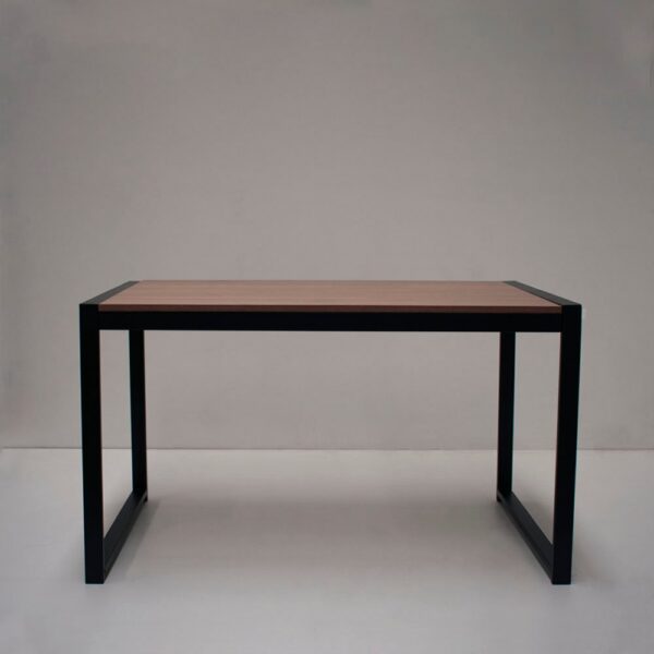 Mesa rectangular modelo Lena con estructura de caño negro y tapa de madera color carvalho, sobre un fondo neutro.