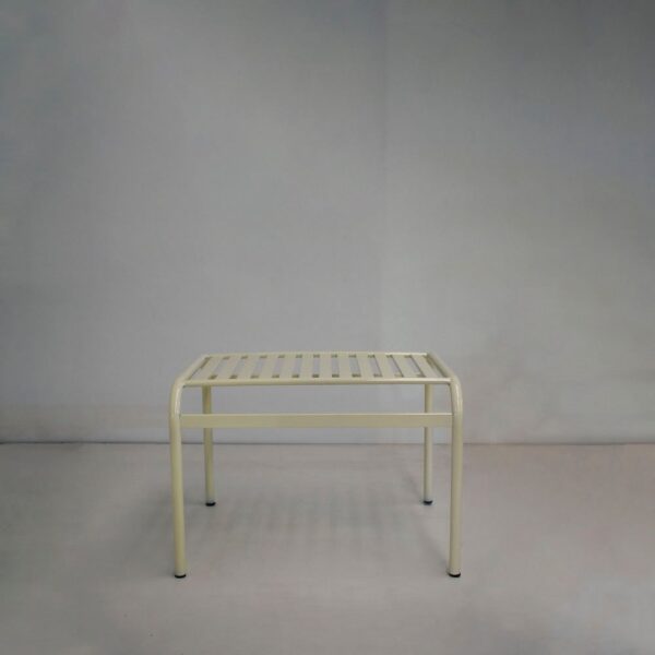 Mesa ratona baja y rectangular modelo 3010, de caño metálico color crema, con tapa de listones, sobre un fondo gris claro.