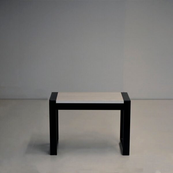 Mesa ratona modelo Lena con estructura de caño negro y tapa rectangular de madera clara, sobre un fondo gris neutro.