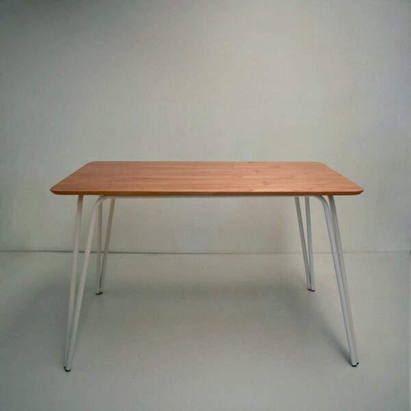 Mesa de comedor rectangular estilo vintage con tapa de madera paraíso y patas de caño blancas sobre un fondo neutro.