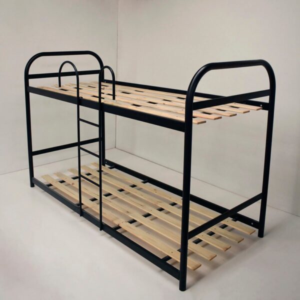 Cama cucheta con estructura de caño negro y parrillas de madera, sin colchones, con escalera y baranda de seguridad.