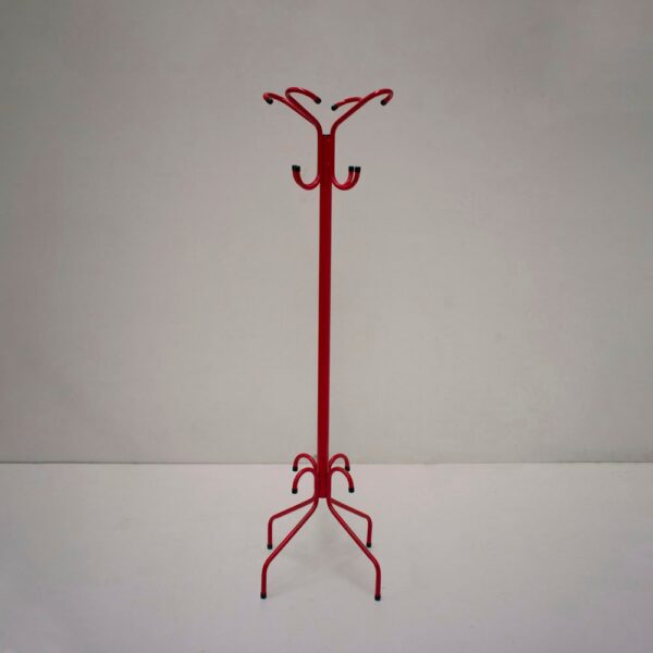 Perchero de pie de caño metálico color rojo, con múltiples ganchos superiores y base estable de cuatro patas, sobre fondo liso.