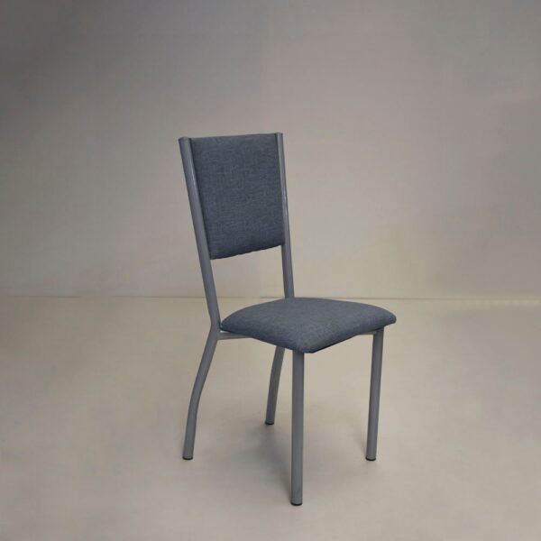 Silla modelo Real con estructura de caño metálico gris y tapizado en tela texturizada azul grisáceo sobre un fondo neutro.
