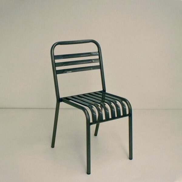 Silla de diseño industrial modelo 3010, fabricada en caño laqueado con asiento y respaldo de listones metálicos.
