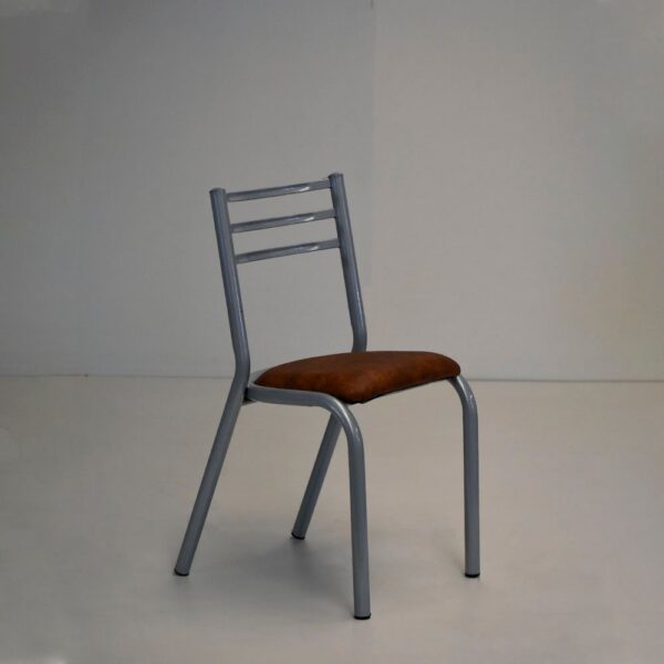 Silla modelo Azabache con estructura de caño gris y asiento tapizado en cuero marrón, sobre un fondo blanco de estudio.