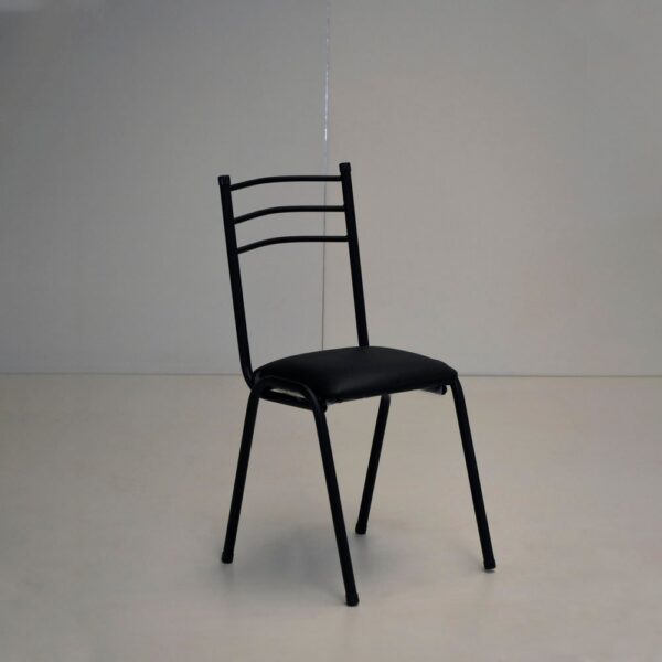 Silla modelo Beta con estructura de caño negro, asiento tapizado en negro y respaldo de tres listones horizontales.