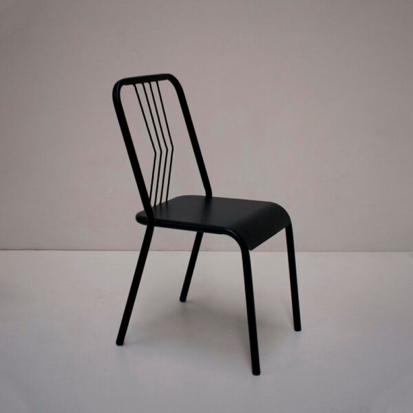 Silla de metal negra modelo París, con respaldo de varillas verticales, sobre un fondo de estudio gris claro.
