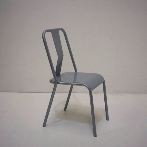 Silla de metal modelo Roma de color gris perlado, vista de tres cuartos sobre un fondo y suelo de color neutro y liso.