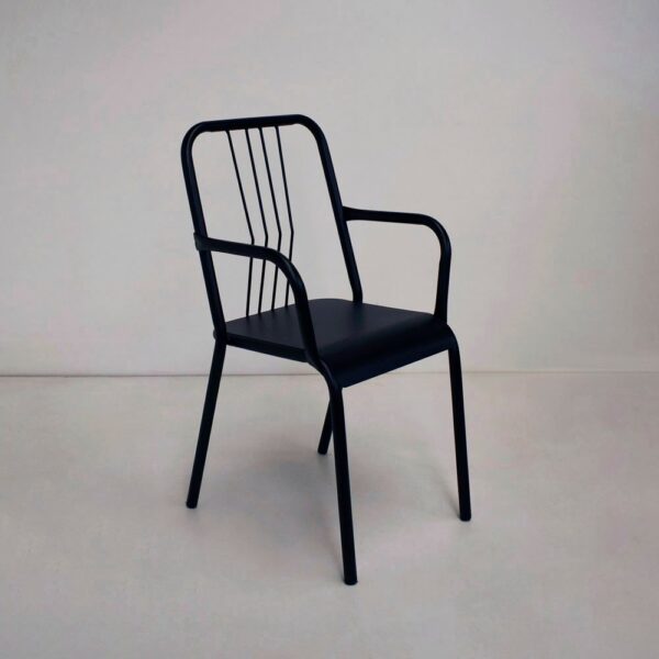Sillón París apilable de color negro. Estructura de caño y asiento de chapa con respaldo de varillas, estilo industrial.