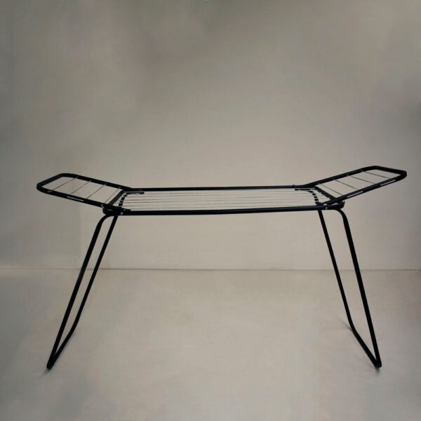 Tender de ropa metálico negro, modelo MF, con alas extendidas para secado. Fotografía de producto sobre fondo neutro.