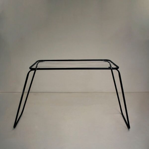 Tender de ropa con estructura de caño negro y sogas blancas, modelo simple sin alas, sobre fondo gris claro.