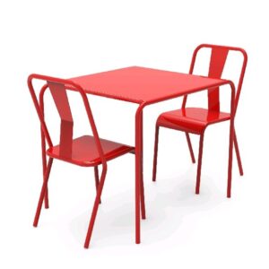 Mesa cuadrada y dos sillas metálicas de color rojo brillante sobre un fondo blanco.