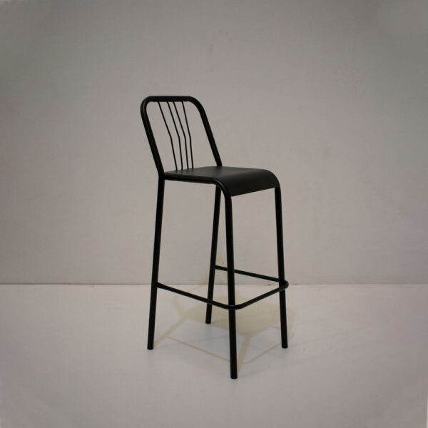 Banqueta alta de metal negro, modelo París, con respaldo de varillas verticales y reposapiés, sobre un fondo liso.
