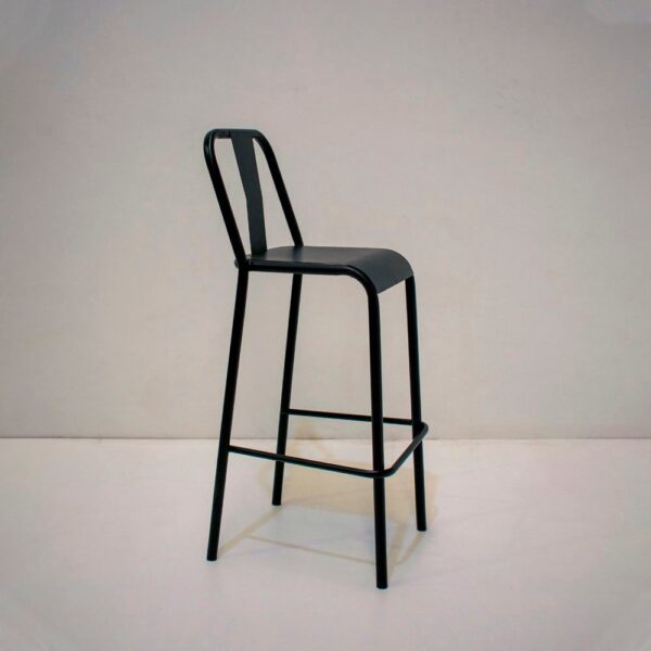 Banqueta alta de metal negro, modelo Roma, con respaldo bajo y reposapiés, sobre un fondo neutro.