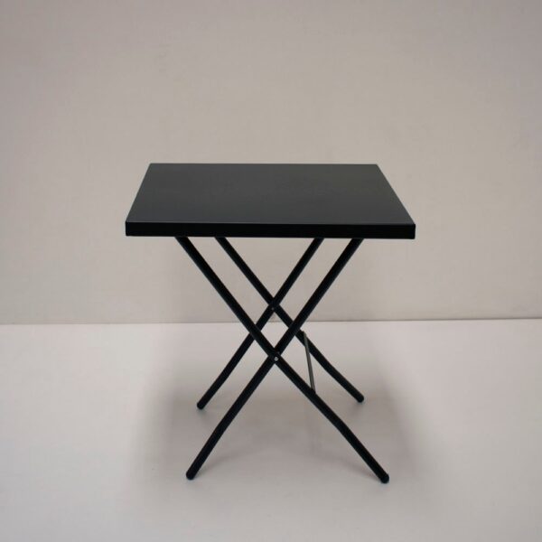 Mesa de bar cuadrada, plegable, de color negro, con estructura de caño y tapa de chapa sobre un fondo neutro.
