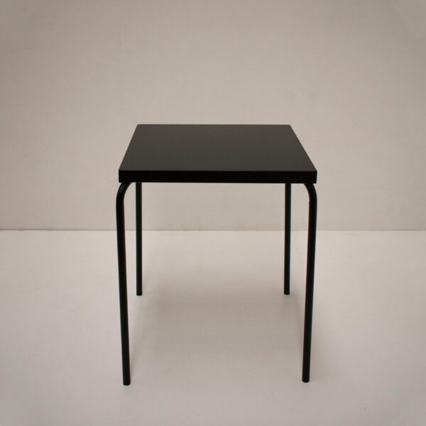 Mesa cuadrada negra modelo Roma, con una tapa lisa y patas de caño tubular, fotografiada sobre un fondo blanco liso.