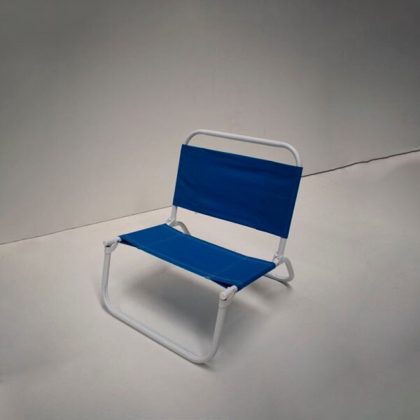 Reposera baja tipo playera con estructura de caño blanco y lona de asiento y respaldo en color azul Francia, sobre fondo neutro.