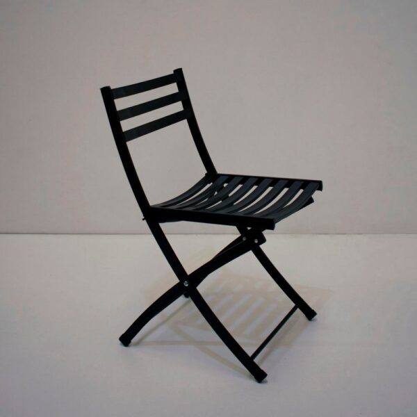 Silla metálica plegable modelo Elin de color negro, con asiento y respaldo de listones, sobre un fondo blanco y gris claro.
