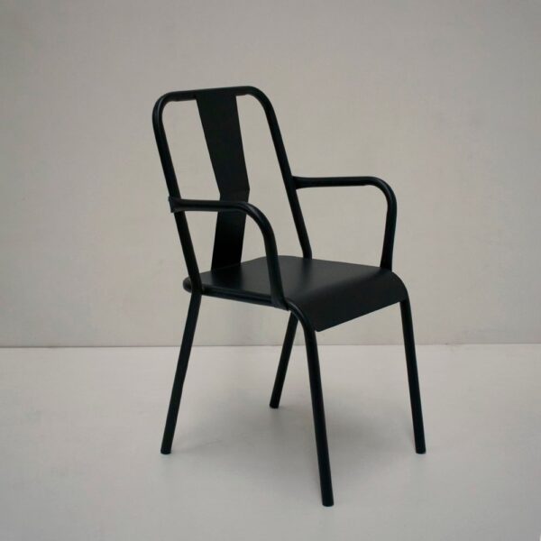 Sillón Roma de metal negro con apoyabrazos y respaldo de chapa, de estilo industrial, sobre un fondo blanco.
